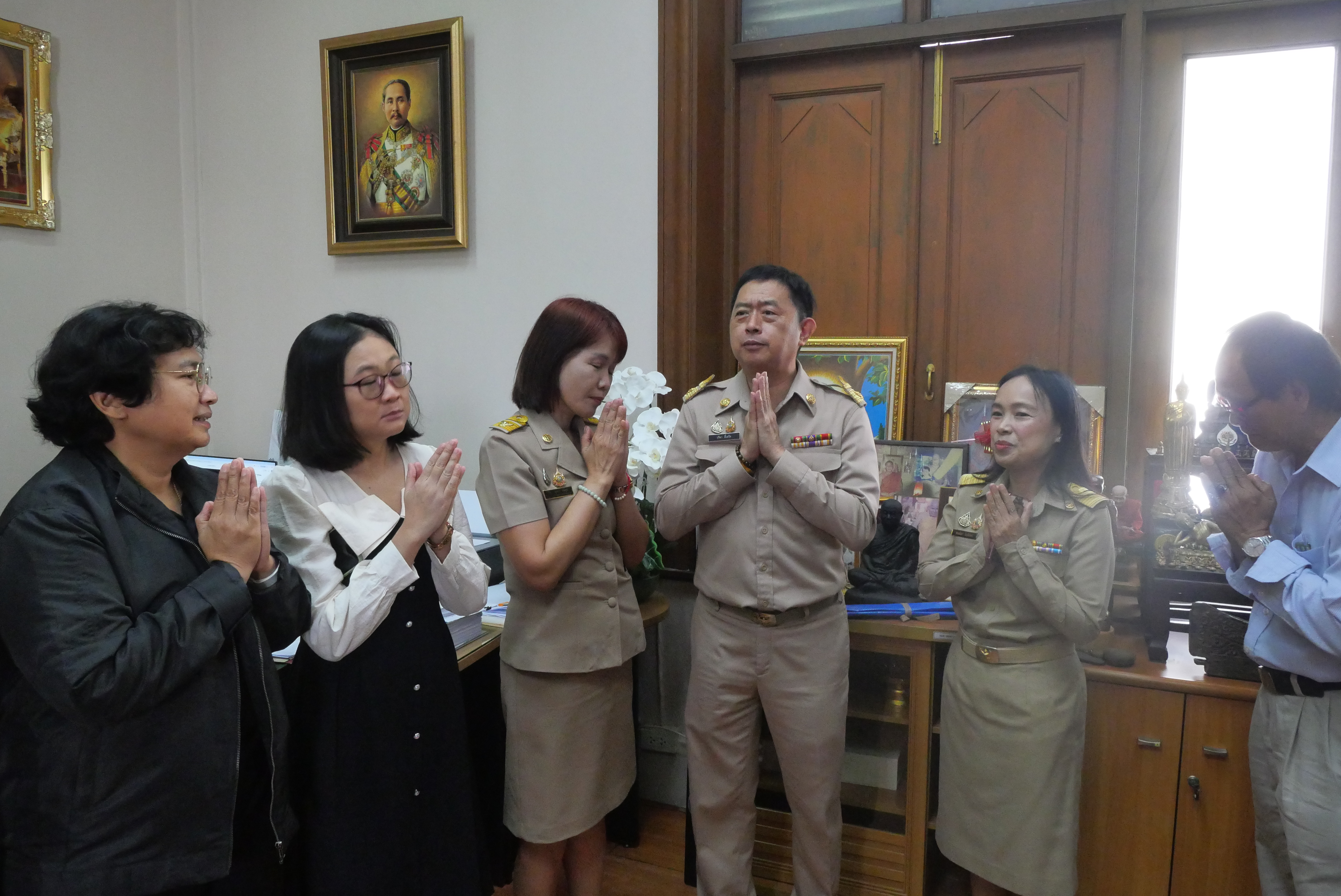 title - ส.ป.ก. ร่วมกัน สวัสดีปีใหม่ ผู้บริหารสำนักงานการปฏิรูปที่ดินเพื่อเกษตรกรรม พร้อมรับพรต้อนรับปีใหม่ 2569